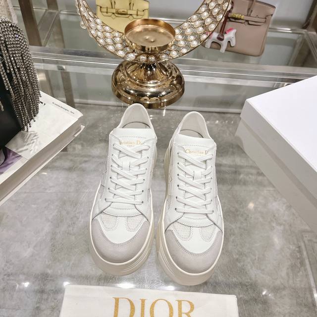 出厂 Dior2024新款小白鞋， 迪奥 Dior Star女士运动鞋 ，上脚非常轻便的夏季小白鞋 鞋面是进口麂皮精心制作 ，饰以同色调绒面革镶片 ，金属星星装