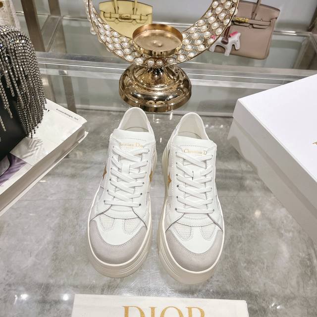 出厂 Dior2024新款小白鞋， 迪奥 Dior Star女士运动鞋 ，上脚非常轻便的夏季小白鞋 鞋面是进口麂皮精心制作 ，饰以同色调绒面革镶片 ，金属星星装