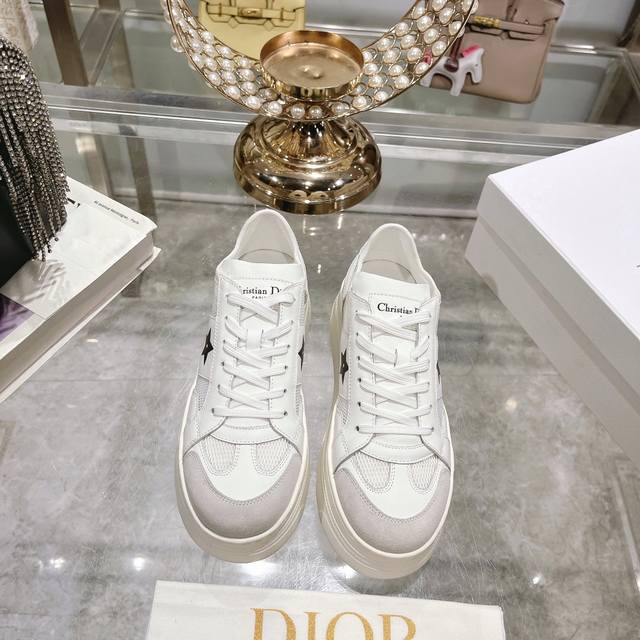 出厂 Dior2024新款小白鞋， 迪奥 Dior Star女士运动鞋 ，上脚非常轻便的夏季小白鞋 鞋面是进口麂皮精心制作 ，饰以同色调绒面革镶片 ，金属星星装