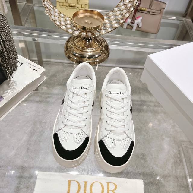 出厂 Dior2024新款小白鞋， 迪奥 Dior Star女士运动鞋 ，上脚非常轻便的夏季小白鞋 鞋面是进口麂皮精心制作 ，饰以同色调绒面革镶片 ，金属星星装