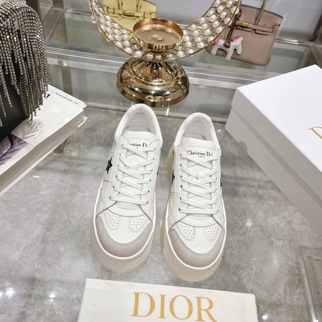 出厂 Dior2024新款小白鞋， 迪奥 Dior Star女士运动鞋 ，上脚非常轻便的夏季小白鞋 鞋面是进口麂皮精心制作 ，饰以同色调绒面革镶片 ，金属星星装