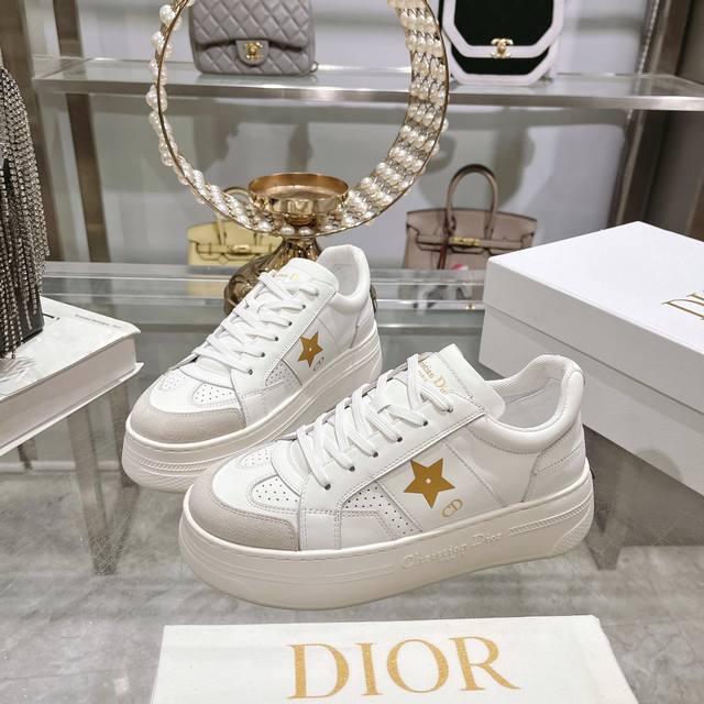 出厂 Dior2024新款小白鞋， 迪奥 Dior Star女士运动鞋 ，上脚非常轻便的夏季小白鞋 鞋面是进口麂皮精心制作 ，饰以同色调绒面革镶片 ，金属星星装