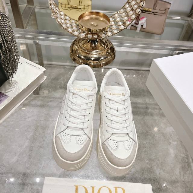 出厂 Dior2024新款小白鞋， 迪奥 Dior Star女士运动鞋 ，上脚非常轻便的夏季小白鞋 鞋面是进口麂皮精心制作 ，饰以同色调绒面革镶片 ，金属星星装