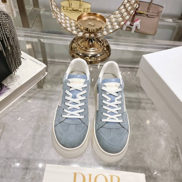 出厂 Dior2024新款小白鞋， 迪奥 Dior Star女士运动鞋 ，上脚非常轻便的夏季小白鞋 鞋面是进口麂皮精心制作 ，饰以同色调绒面革镶片 ，金属星星装