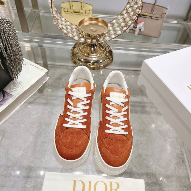 出厂 Dior2024新款小白鞋， 迪奥 Dior Star女士运动鞋 ，上脚非常轻便的夏季小白鞋 鞋面是进口麂皮精心制作 ，饰以同色调绒面革镶片 ，金属星星装