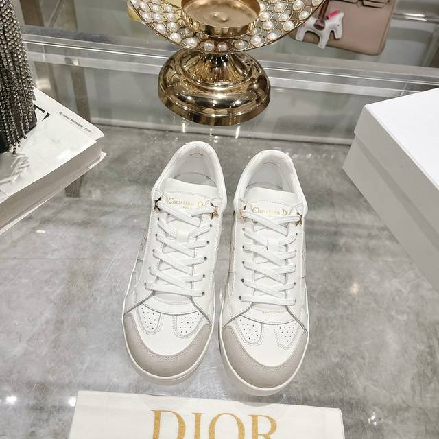 出厂 Dior2024新款小白鞋， 迪奥 Dior Star女士运动鞋 ，上脚非常轻便的夏季小白鞋 鞋面是进口麂皮精心制作 ，饰以同色调绒面革镶片 ，金属星星装