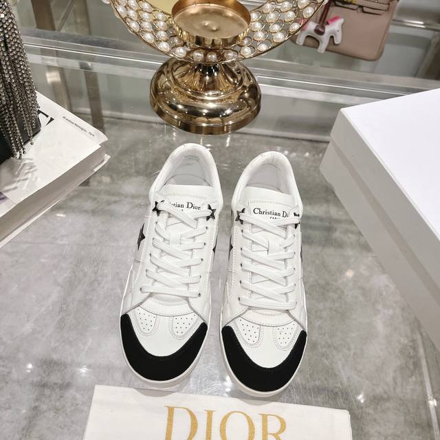 出厂 Dior2024新款小白鞋， 迪奥 Dior Star女士运动鞋 ，上脚非常轻便的夏季小白鞋 鞋面是进口麂皮精心制作 ，饰以同色调绒面革镶片 ，金属星星装