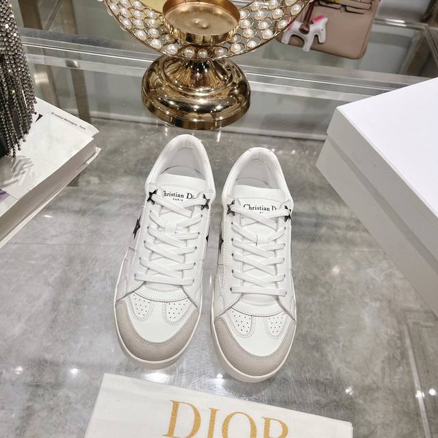 出厂 Dior2024新款小白鞋， 迪奥 Dior Star女士运动鞋 ，上脚非常轻便的夏季小白鞋 鞋面是进口麂皮精心制作 ，饰以同色调绒面革镶片 ，金属星星装