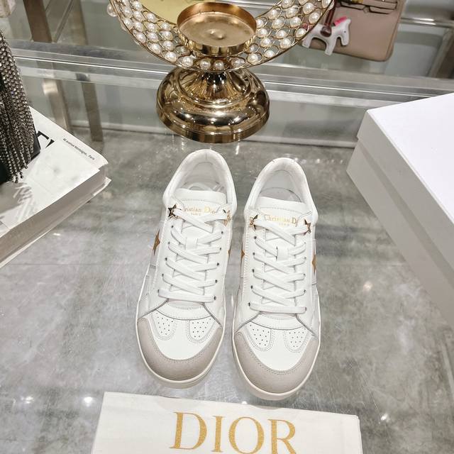 出厂 Dior2024新款小白鞋， 迪奥 Dior Star女士运动鞋 ，上脚非常轻便的夏季小白鞋 鞋面是进口麂皮精心制作 ，饰以同色调绒面革镶片 ，金属星星装