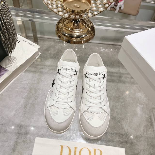 出厂 Dior2024新款小白鞋， 迪奥 Dior Star女士运动鞋 ，上脚非常轻便的夏季小白鞋 鞋面是进口麂皮精心制作 ，饰以同色调绒面革镶片 ，金属星星装