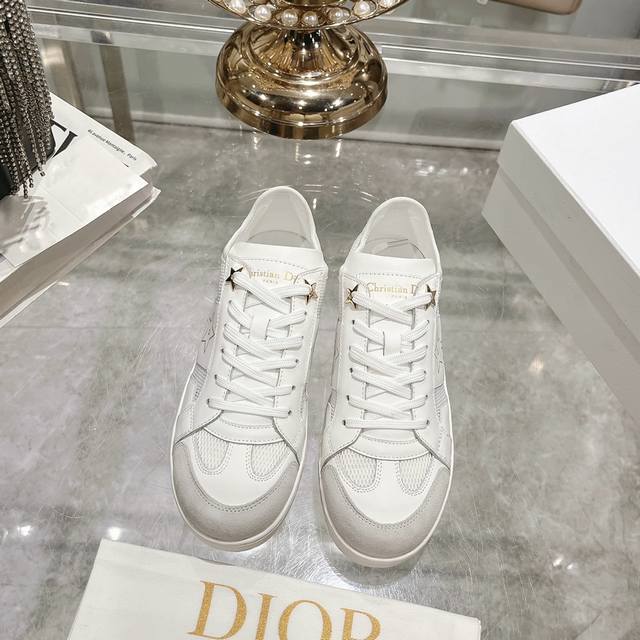 出厂 Dior2024新款小白鞋， 迪奥 Dior Star女士运动鞋 ，上脚非常轻便的夏季小白鞋 鞋面是进口麂皮精心制作 ，饰以同色调绒面革镶片 ，金属星星装