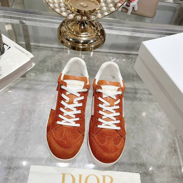 出厂 Dior2024新款小白鞋， 迪奥 Dior Star女士运动鞋 ，上脚非常轻便的夏季小白鞋 鞋面是进口麂皮精心制作 ，饰以同色调绒面革镶片 ，金属星星装