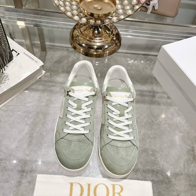 出厂 Dior2024新款小白鞋， 迪奥 Dior Star女士运动鞋 ，上脚非常轻便的夏季小白鞋 鞋面是进口麂皮精心制作 ，饰以同色调绒面革镶片 ，金属星星装