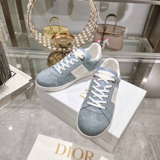 出厂 Dior2024新款小白鞋， 迪奥 Dior Star女士运动鞋 ，上脚非常轻便的夏季小白鞋 鞋面是进口麂皮精心制作 ，饰以同色调绒面革镶片 ，金属星星装