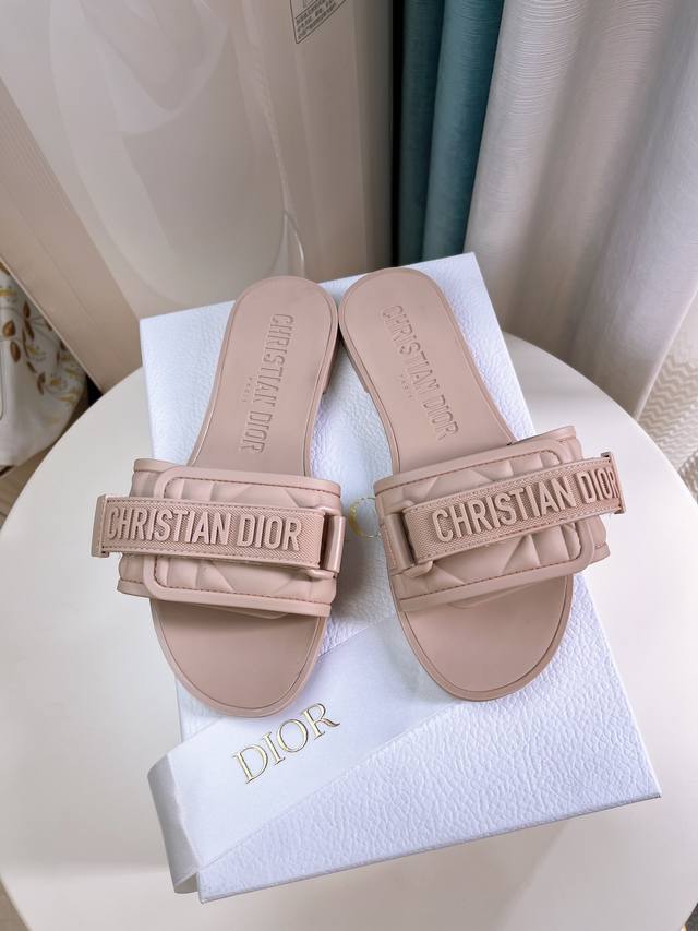 Dior 迪奥 Dioract系列沙滩鞋 魔术贴凉拖鞋 顶级品质！原版开模五金字母扣 纯色 豹纹系列 材质：环保pvc 码数：35～41