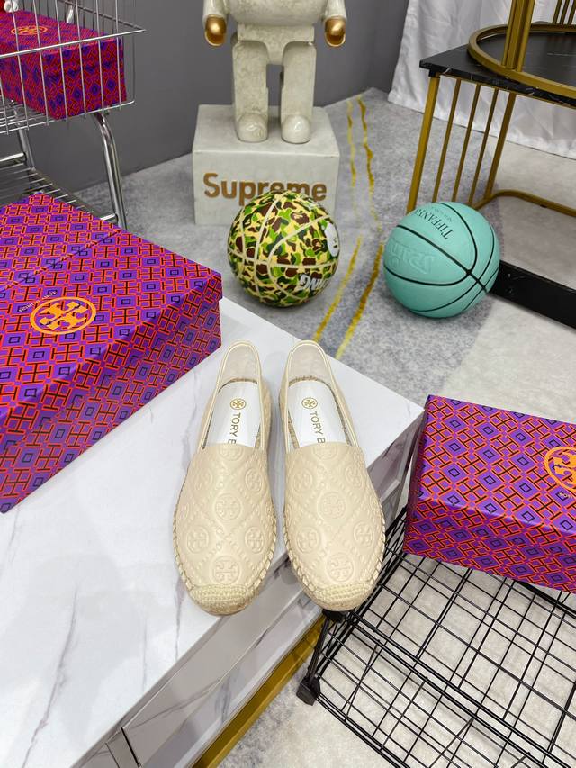 出厂 Tory Burch 兔年限定款产品， 皮革渔夫鞋采用身着t Monogram 外套的兔子嵌花，玩趣礼赞兔年新春 在中国十二生肖中，兔是幸运的象征。手工缝