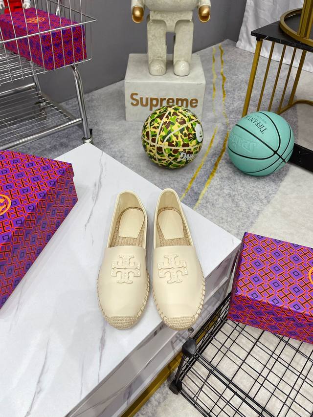 出厂 Tory Burch 兔年限定款产品， 皮革渔夫鞋采用身着t Monogram 外套的兔子嵌花，玩趣礼赞兔年新春 在中国十二生肖中，兔是幸运的象征。手工缝