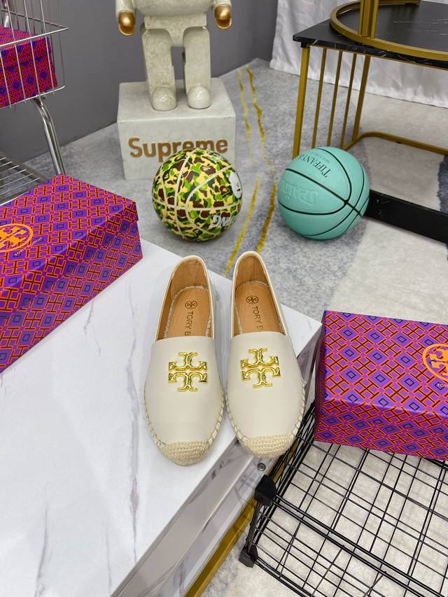 出厂 Tory Burch 兔年限定款产品， 皮革渔夫鞋采用身着t Monogram 外套的兔子嵌花，玩趣礼赞兔年新春 在中国十二生肖中，兔是幸运的象征。手工缝