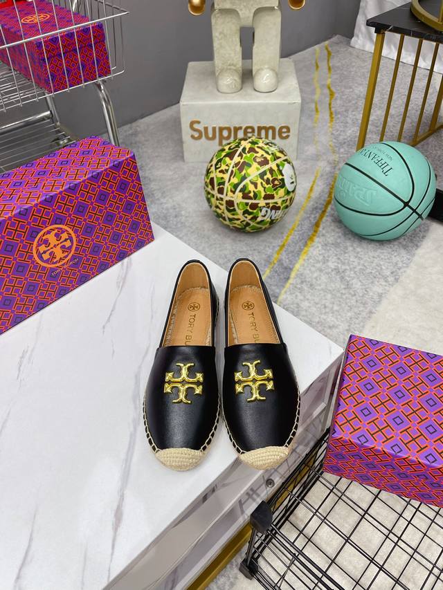 出厂 Tory Burch 兔年限定款产品， 皮革渔夫鞋采用身着t Monogram 外套的兔子嵌花，玩趣礼赞兔年新春 在中国十二生肖中，兔是幸运的象征。手工缝