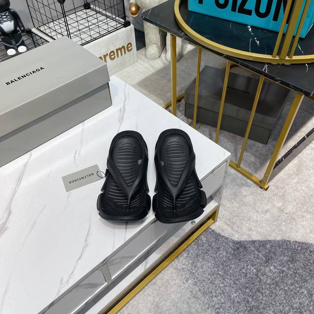 出厂 巴黎世家 Balenciaga Logo Pool Slides夏季时尚潮流爆款时装周街拍潮流涉水凉拖鞋采用tpr光泽高密度防滑橡胶鞋底及3D立体tpu光