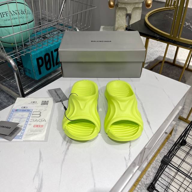 出厂 巴黎世家balenciaga Mold Thong Sandals夏季沙滩涉水百搭休闲拖鞋 配置防尘袋及说明书 采用超轻95% 注塑 Eva塑料,5%泡沫