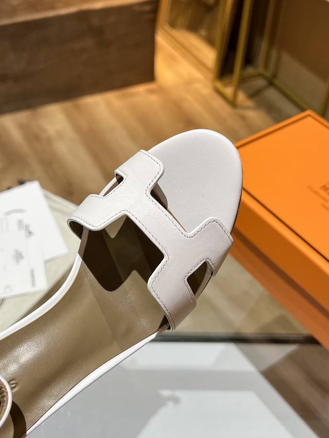 Hermès 高跟凉鞋 爱马仕的高跟鞋是我见过最简约最耐看最有气质的！！！任何风格都能hold住，10.5Cm高度轻松驾驭，每个颜色都有她的独特风格，一定要入手