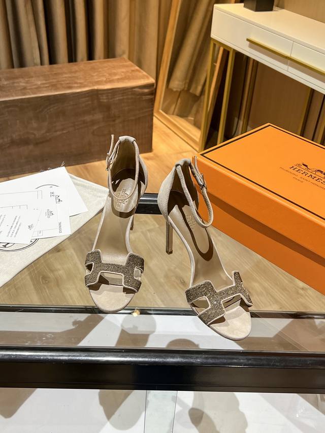 Hermès 高跟凉鞋 爱马仕的高跟鞋是我见过最简约最耐看最有气质的！！！任何风格都能hold住，10.5Cm高度轻松驾驭，每个颜色都有她的独特风格，一定要入手