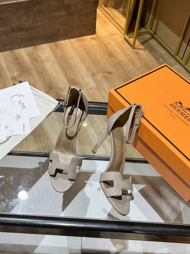 Hermès 高跟凉鞋 爱马仕的高跟鞋是我见过最简约最耐看最有气质的！！！任何风格都能hold住，10.5Cm高度轻松驾驭，每个颜色都有她的独特风格，一定要入手