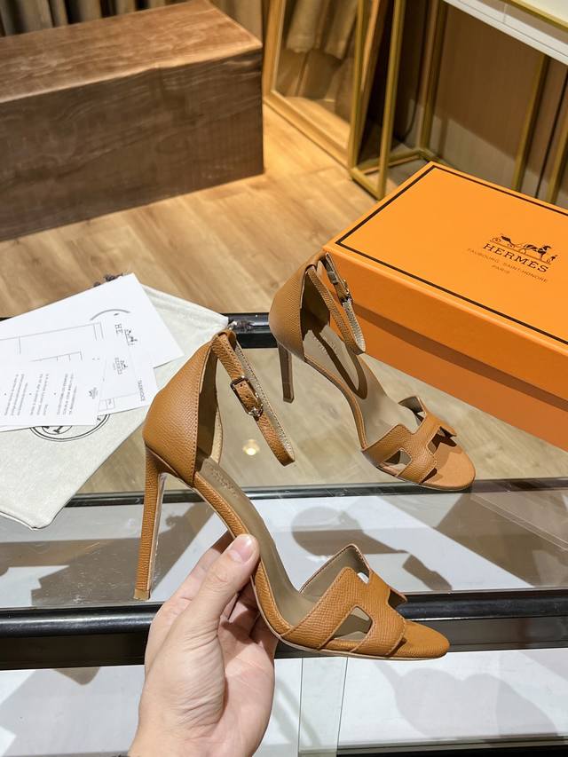 Hermès 高跟凉鞋 爱马仕的高跟鞋是我见过最简约最耐看最有气质的！！！任何风格都能hold住，10.5Cm高度轻松驾驭，每个颜色都有她的独特风格，一定要入手