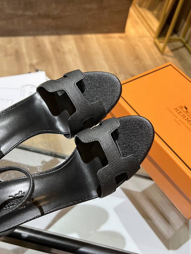 Hermès 高跟凉鞋 爱马仕的高跟鞋是我见过最简约最耐看最有气质的！！！任何风格都能hold住，10.5Cm高度轻松驾驭，每个颜色都有她的独特风格，一定要入手