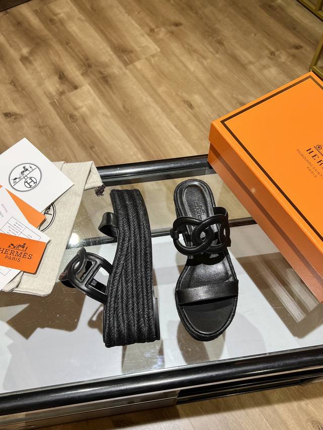 Hermès 爱马仕 又出爆款啦识货的跟上数钱的节奏上图就能爆卖一款时尚mm们必备的坡跟凉拖台湾进口麻绳+当季最流行的上脚真的美爆了时尚 舒适 百搭 既经典又时