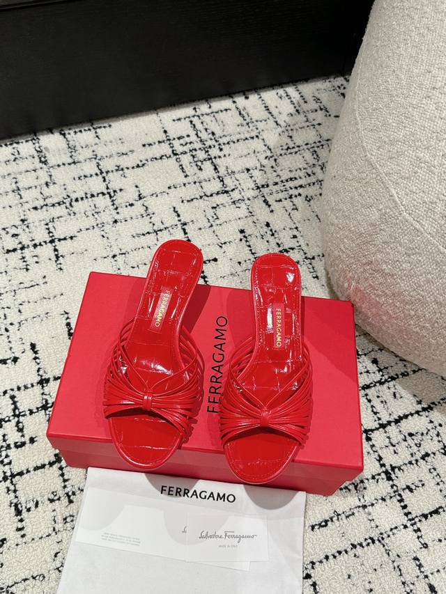 Ferragamo 24 新款菲拉格慕专柜夏季系列新品 鞋型线条流畅 版型超赞 上脚舒适.增高.显瘦.拉长腿部线条 鞋面：进口小牛皮 內里：小羊皮内里 大底：意