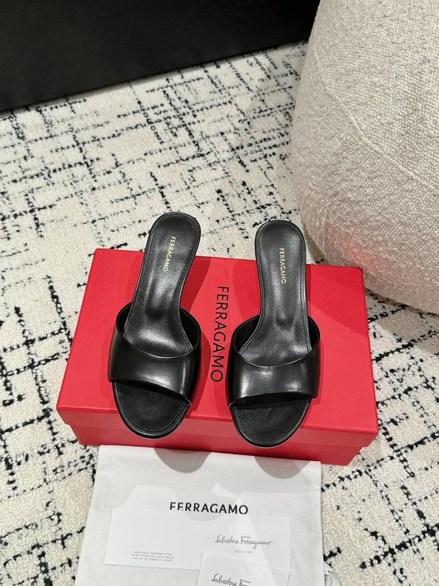 Ferragamo 24 新款菲拉格慕专柜夏季系列新品 鞋型线条流畅 版型超赞 上脚舒适.增高.显瘦.拉长腿部线条 鞋面：进口小牛皮 內里：小羊皮内里 大底：意