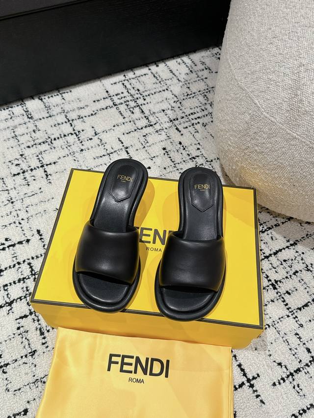 Fendi 24 芬迪系列水台拖鞋 每年必备ff拖今年还加了新的水台系列 美到无法言喻 绝好的穿着舒适感可是经典必备，各种风格搭配都hold的住！ 面料：牛皮