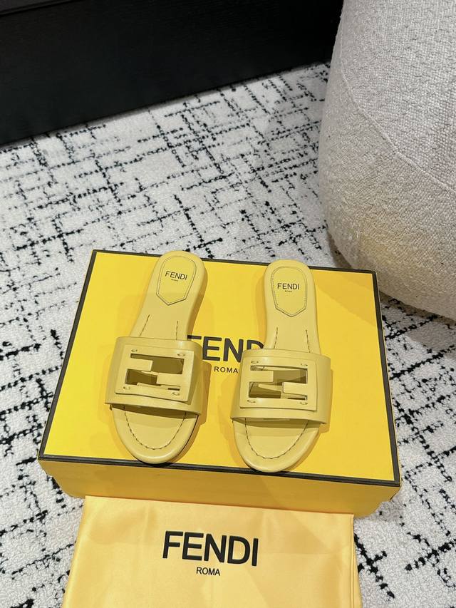 Fendi 24 芬迪走秀主推系列，新品上线，芬具桌脚设计灵感改创于今年秀场的主推系列鞋履 当季新品拖鞋，众所周知，鞋子永远设计为高级感满满的，高端大气上档次且