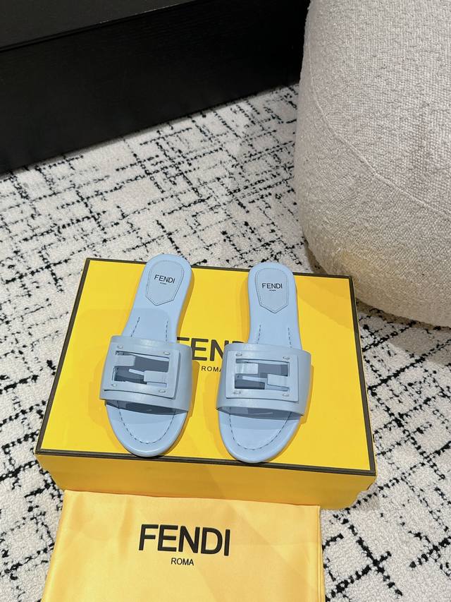 Fendi 24 芬迪走秀主推系列，新品上线，芬具桌脚设计灵感改创于今年秀场的主推系列鞋履 当季新品拖鞋，众所周知，鞋子永远设计为高级感满满的，高端大气上档次且