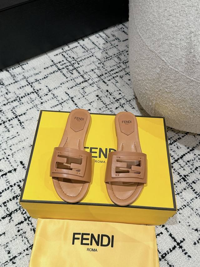 Fendi 24 芬迪走秀主推系列，新品上线，芬具桌脚设计灵感改创于今年秀场的主推系列鞋履 当季新品拖鞋，众所周知，鞋子永远设计为高级感满满的，高端大气上档次且