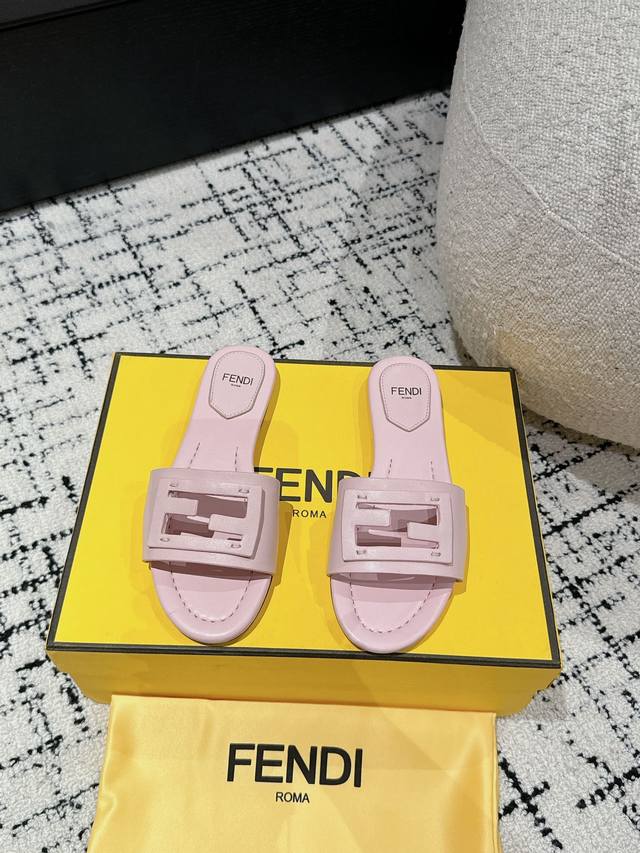 Fendi 24 芬迪走秀主推系列，新品上线，芬具桌脚设计灵感改创于今年秀场的主推系列鞋履 当季新品拖鞋，众所周知，鞋子永远设计为高级感满满的，高端大气上档次且