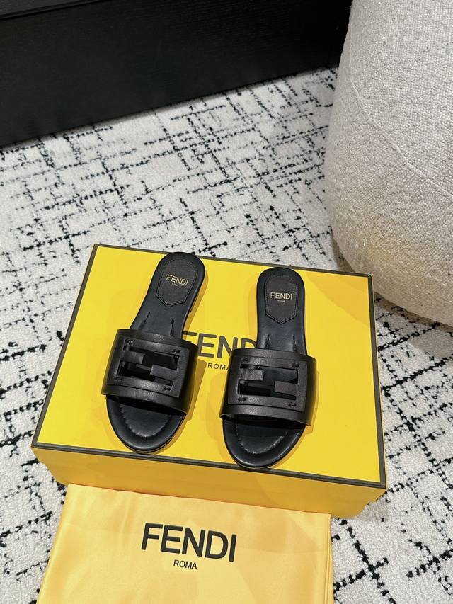 Fendi 24 芬迪走秀主推系列，新品上线，芬具桌脚设计灵感改创于今年秀场的主推系列鞋履 当季新品拖鞋，众所周知，鞋子永远设计为高级感满满的，高端大气上档次且