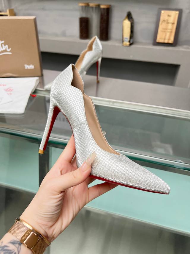 Christianlouboutin路铂廷 Cl红底鞋‖ 全球限量！来自拉斯维加斯的祝福灵感来自拉斯维加斯的炫彩霓虹 百年经典永不下架款 手工制作，精致工艺收藏