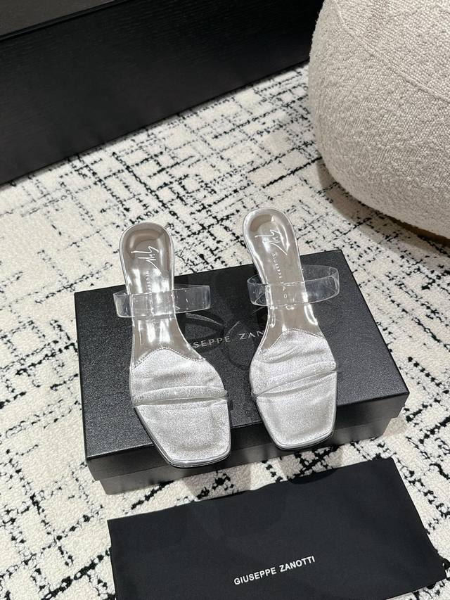 Giusseppe Zanotti 春夏坡跟高跟凉鞋 意大利超小众品牌，这个系列的拖鞋穿上去，真的有点小仙女的感觉！上脚自带滤镜效果，后跟上百颗超闪水钻，银色b