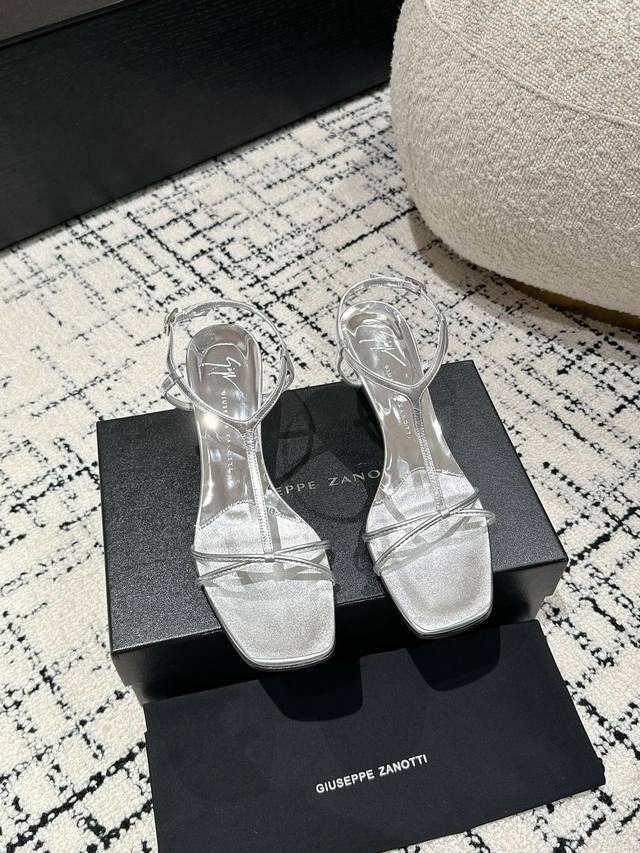 Giusseppe Zanotti 春夏坡跟高跟凉鞋 意大利超小众品牌，这个系列的拖鞋穿上去，真的有点小仙女的感觉！上脚自带滤镜效果，后跟上百颗超闪水钻，银色b