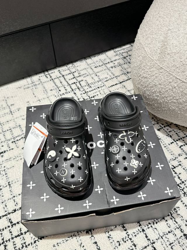 Smfk & Crocs 联名厚底洞洞鞋 最喜欢的品牌居然和最爱穿的crocs联名了！ Smfk & Crocs 联名光轮洞洞鞋越看越好看，长在了心尖尖上两个花