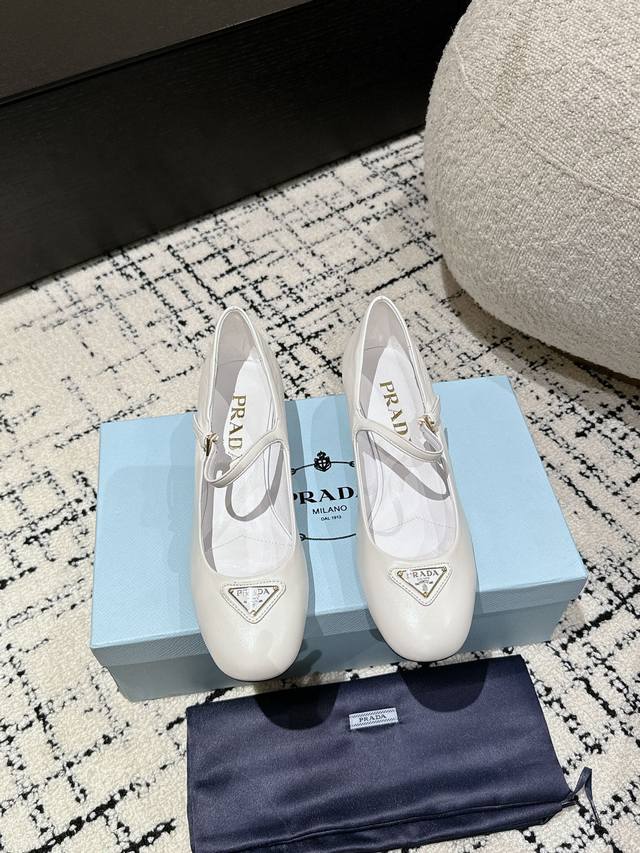 Prada 24Ss 普拉达春夏新品 实力来袭 Prada Glow限时店很闪亮的单品 玛丽珍单鞋 超级爆系列爆品，各大网红明星乔欣，程潇，刘令姿同款圆头三角扣