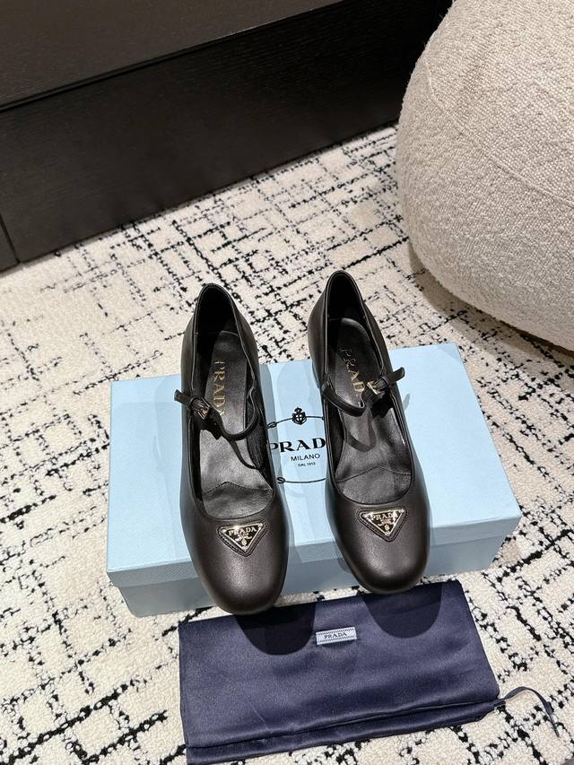 Prada 24Ss 普拉达春夏新品 实力来袭 Prada Glow限时店很闪亮的单品 玛丽珍单鞋 超级爆系列爆品，各大网红明星乔欣，程潇，刘令姿同款圆头三角扣