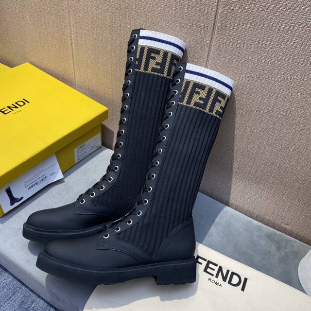 14寸中筒靴款 批 芬迪 Fendi 经典字母ff弹力袜子靴系列 每年秋冬都火爆的一款弹力靴子，舒适、百搭、时尚的设计，女神从来就无法拒绝的美鞋 原版购入精心打