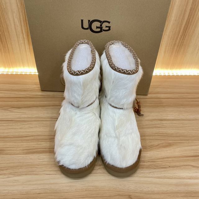 Ugg 名族风天珠系采用不规则撞色设计，环保防水貂材质兼具时髦与功能属性 注明：拼色款每双颜色都不规则无法配对 鞋面：貂毛 内里：羊皮毛一体 大底：Eva发泡底