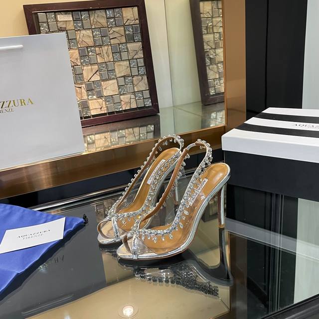 Aquazzura 2024 新款凉鞋 顶级版本 代购款独家新款顶级版本 质量超级美爆。 Zp 原版开模 原版扣开模 附带原版定制蜥蜴纹纹羊皮制作，超级炫美 一