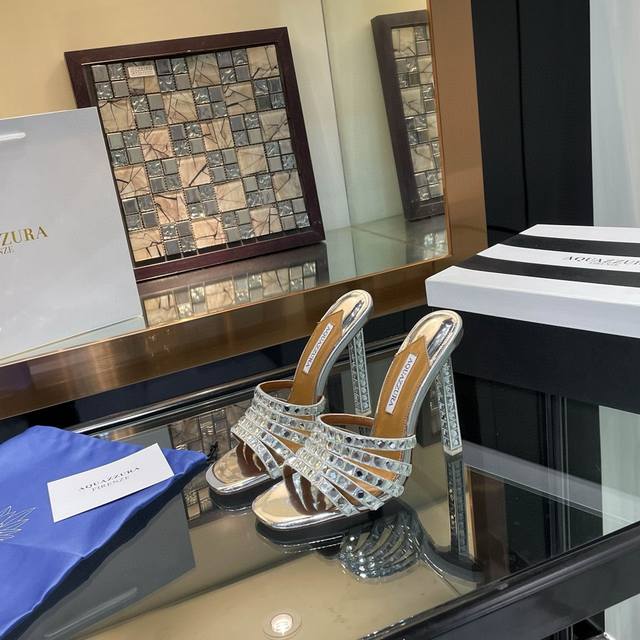 Aquazzura 2024 新款凉鞋 顶级版本 代购款独家新款顶级版本 质量超级美爆。 Zp 原版开模 原版扣开模 附带原版定制蜥蜴纹纹羊皮制作，超级炫美 一