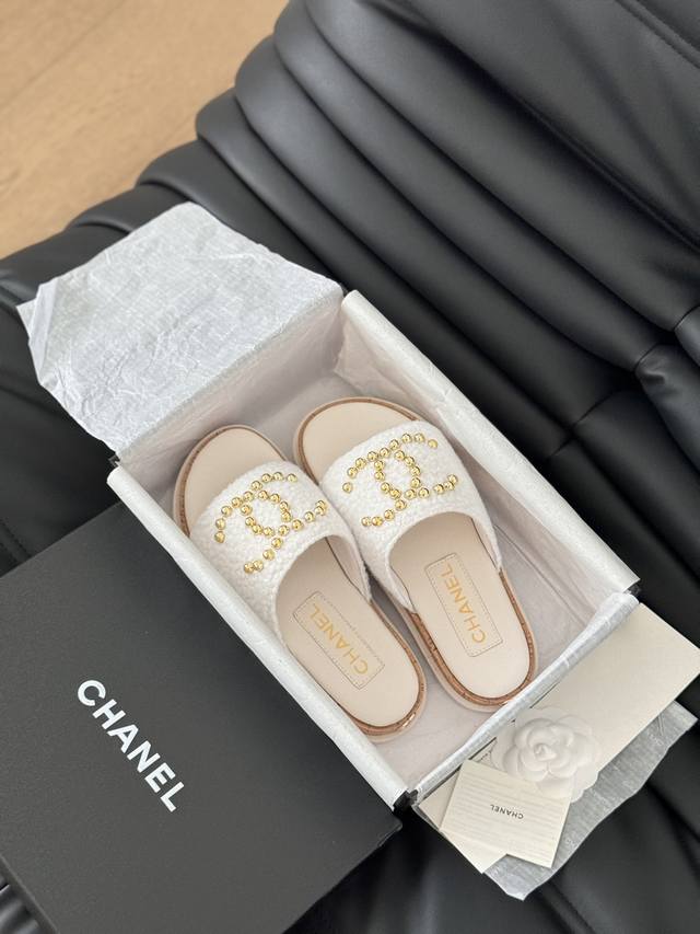 P布 Chanel 24C春夏新品双c拖鞋 拖鞋的狂热爱好者又来了 可以承包你一整个夏天的时髦 经典菱格双c元素设计 浓浓的中古典雅气息 搭配任何风格都很赞 增